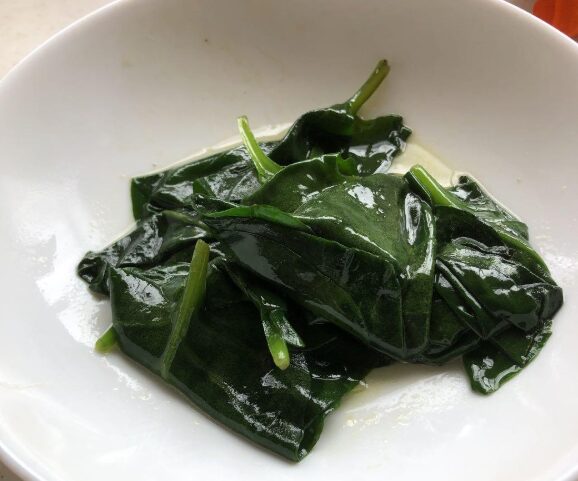 おかわかめの葉を茹でておひたしにした一皿。つやのある緑色でぬめりがある