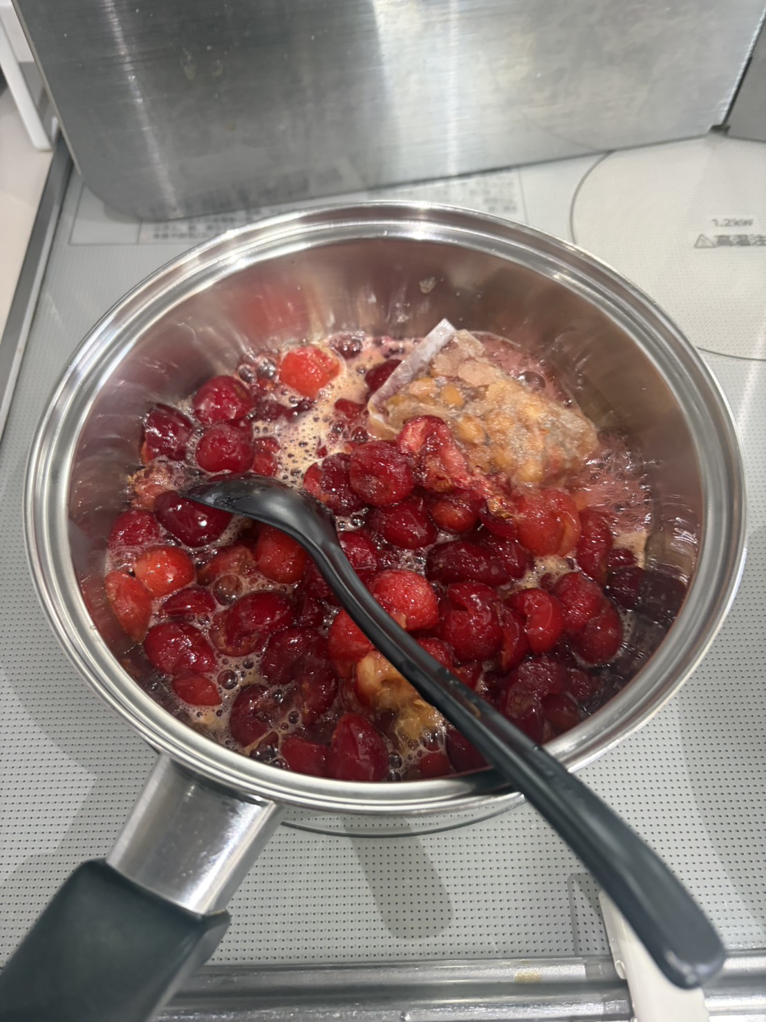 紅さやかと種を入れたお茶パックを鍋で煮ているところ