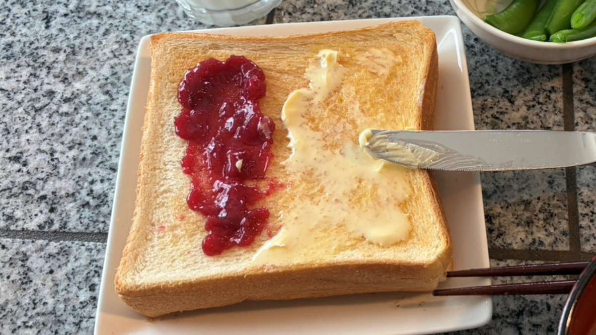 トーストにバターとさくらんぼジャムをのせた朝食