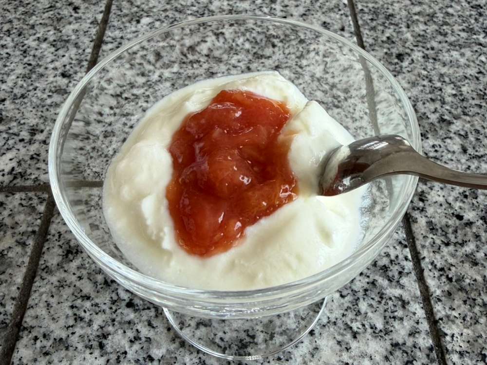 ヨーグルトにさくらんぼジャムをかけたところ