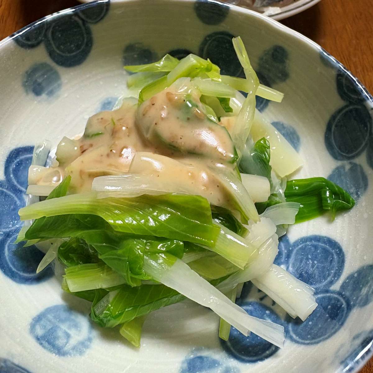 うるいのおひたしにゴマだれをかけた一皿