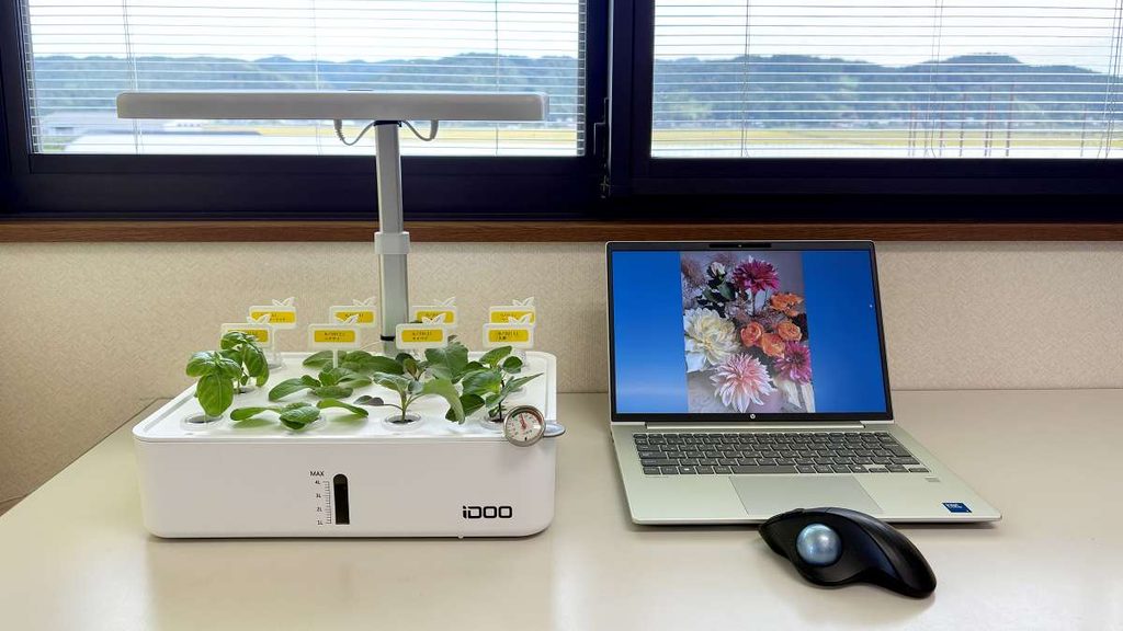 ノートパソコンと並べてサイズを比較した、コンパクトなiDOO水耕栽培キット